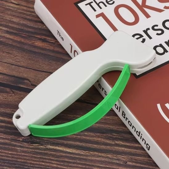 Affûteur couteau posait sur un livre compact prof edge