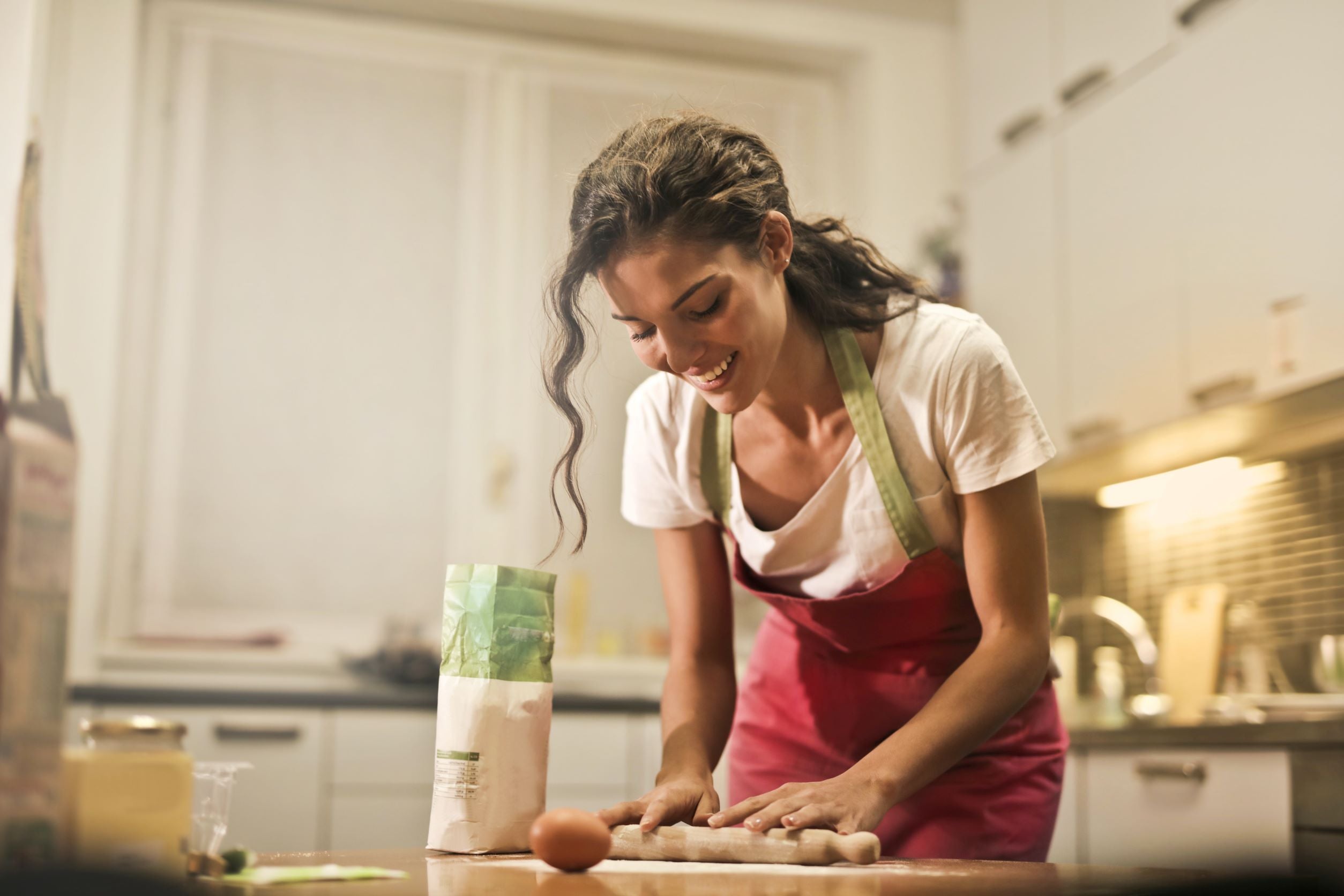jeune femme heureuse en cuisine
