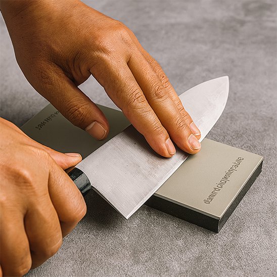 Pierre a aiguiser lame tranchante gratino