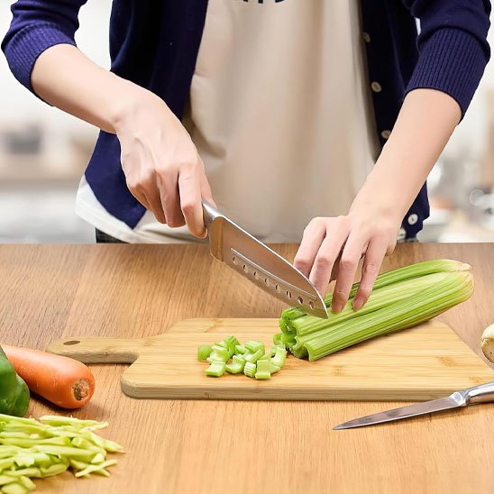 planche a decouper bois poignee ergonomique naturel robuste